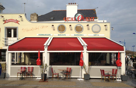 Protection solaire pour une terrasse de restaurant ou de café